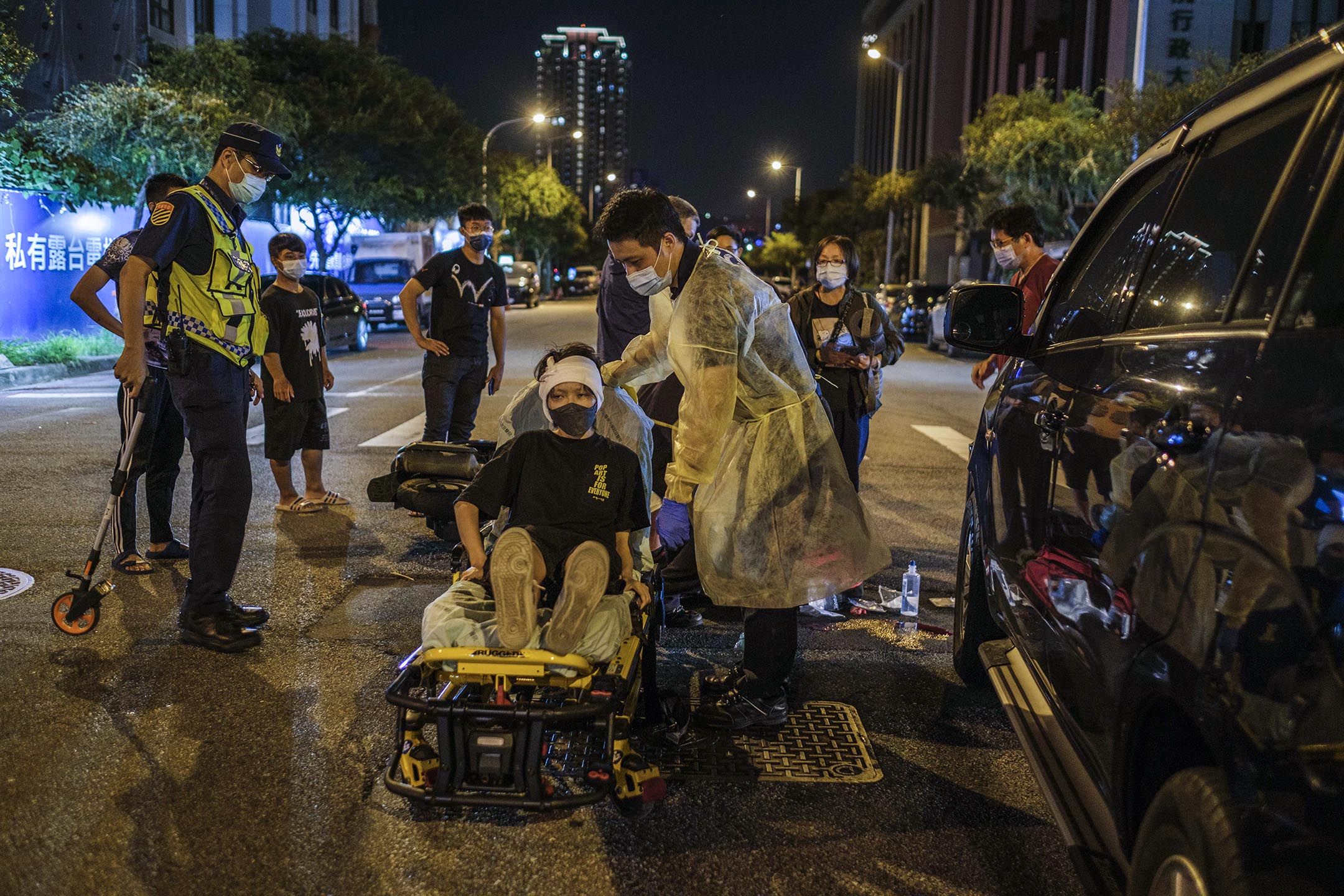 2022年7月6日,台中,一名婦女在交通事故中頭部受傷。