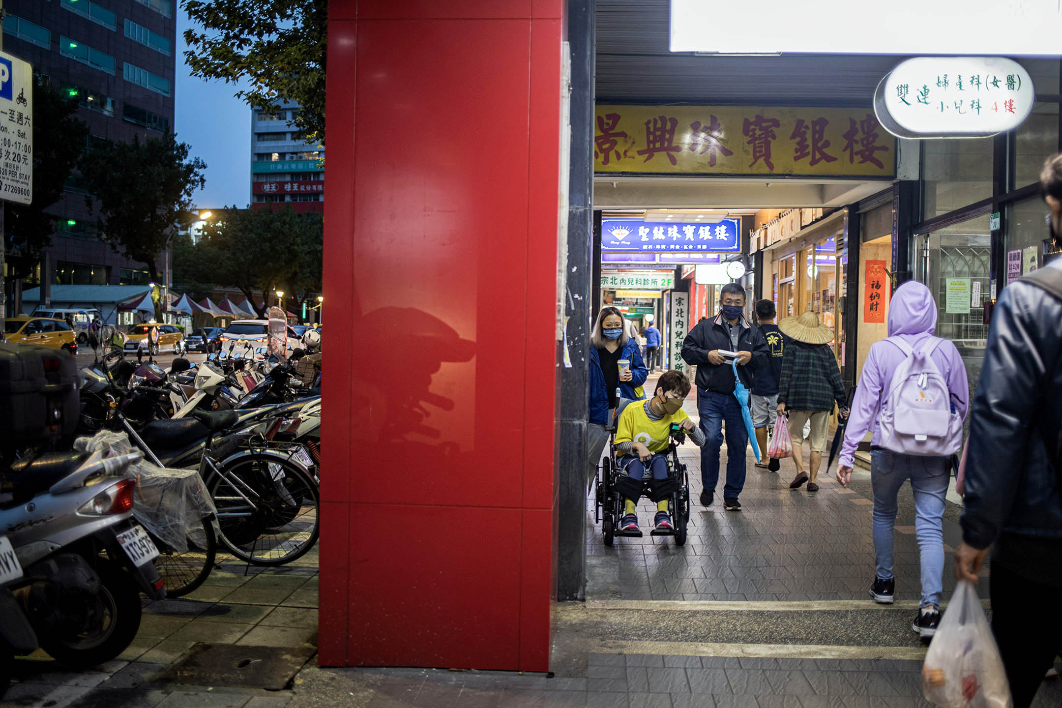 2022年10月19日,台北,個人助理Kyrie和障礙者李珮亭一起前往捷運站。