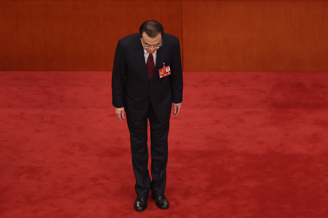 2023年3月5日,北京人民大会堂,中国国务院总理李克强在第十四届全国人民代表大会第一次会议开幕式上作工作报告后向代表们鞠躬。摄:Lintao Zhang/Getty Images
