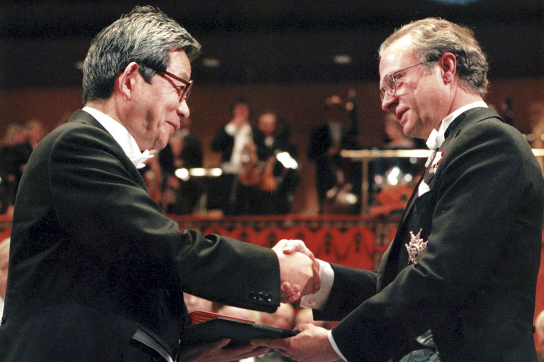 1994年12月10日,日本作家大江健三郎在瑞典斯德哥尔摩音乐厅从瑞典国王卡尔十六世古斯塔夫手中接过诺贝尔文学奖。