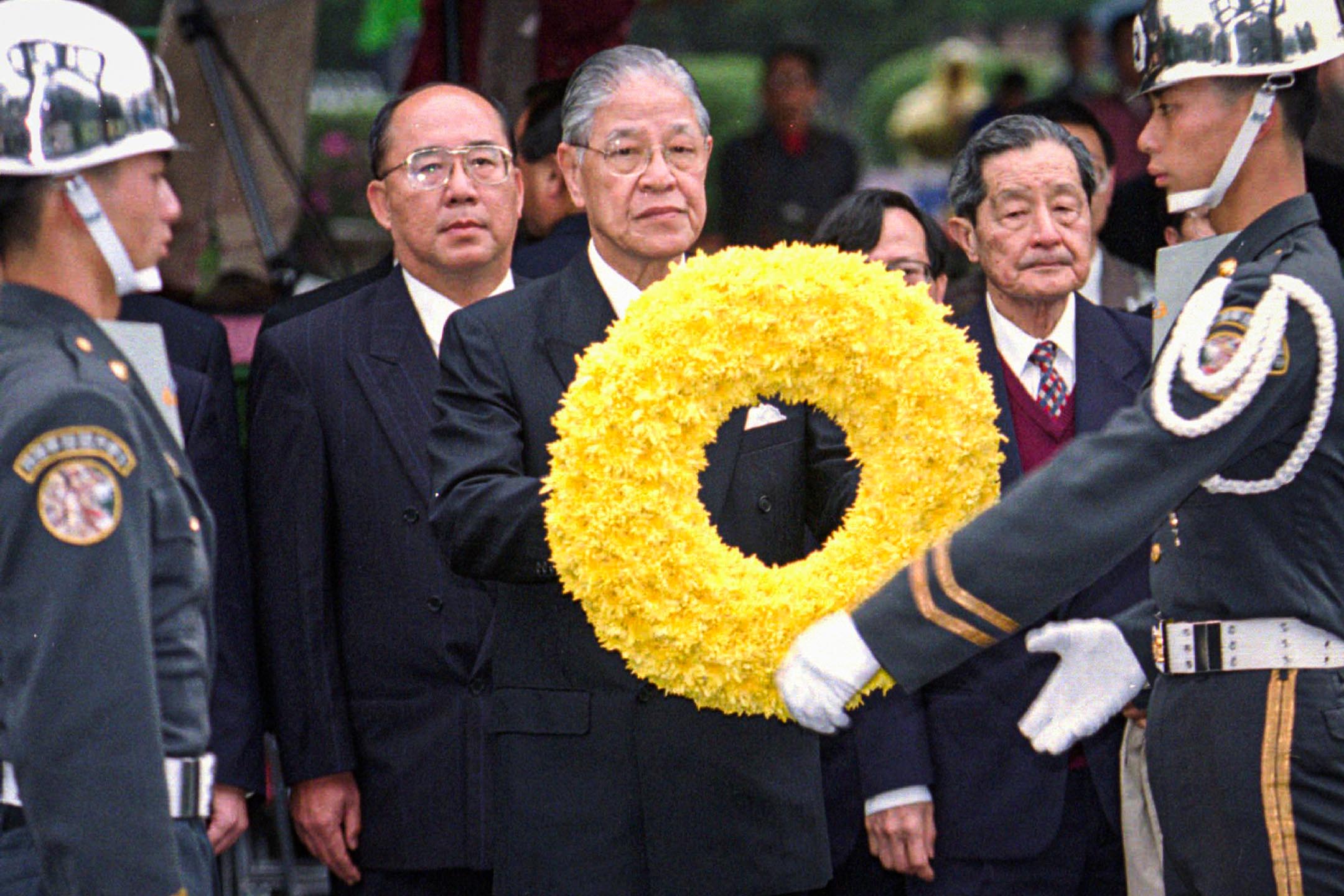 1996年2月28日,台北,总统李登辉在公园内献花,悼念二二八事件中的遇难者。