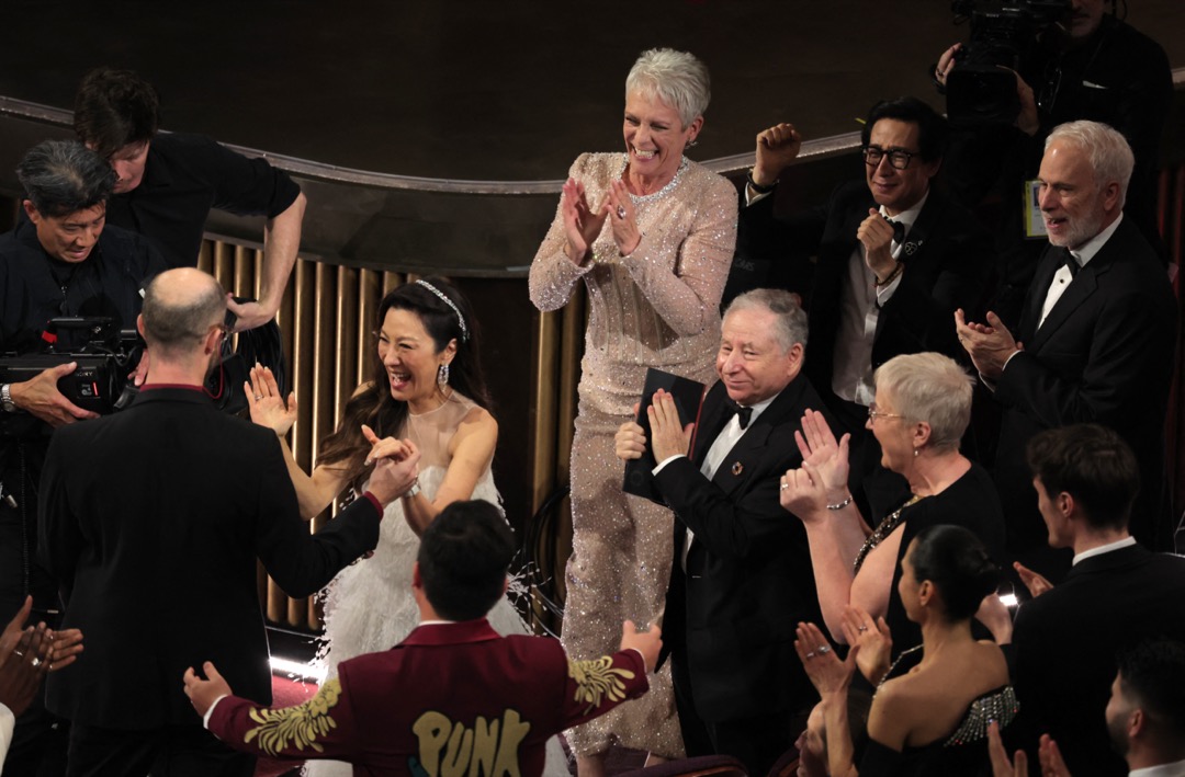 《妈的多重宇宙》导演 Daniel Kwan(关家永)及 Daniel Scheinert 夺最佳导演奖,一众参演的演员上前祝贺。
