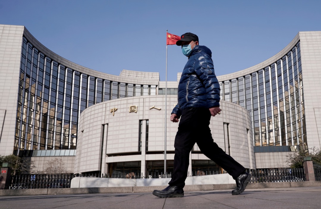 2020年2月,中國北京,中國人民銀行外,一名男子走過。