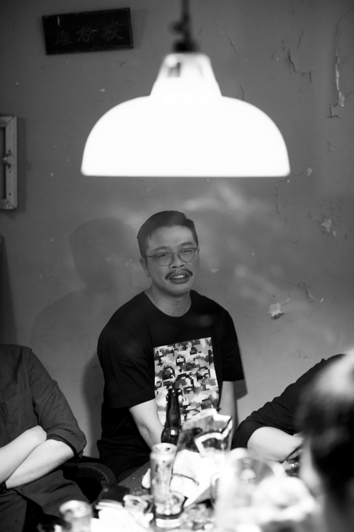 何爵天:畢業於香港演藝學院電視電影學院導演系,執導作品《正義迴廊》、《死屍死時四十四》。