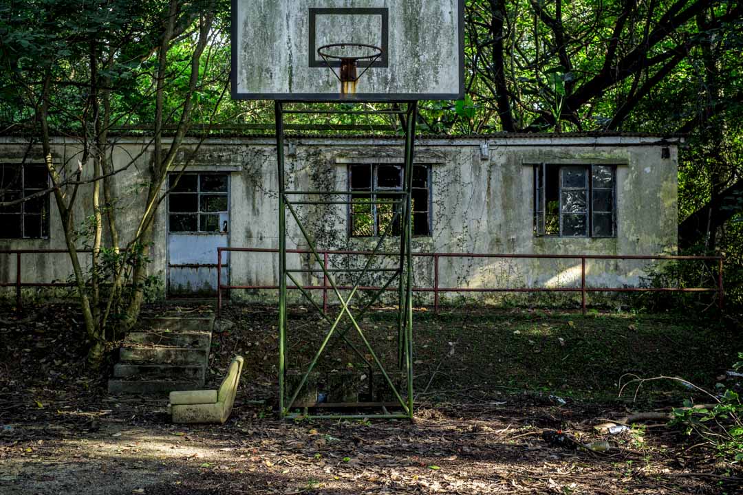 一間廢棄學校的操場。