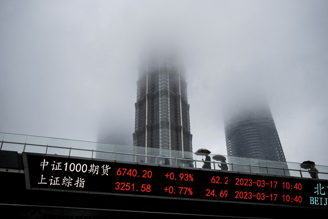 2023年3月17日,上海陸家嘴金融區的電子板顯示股票指數。