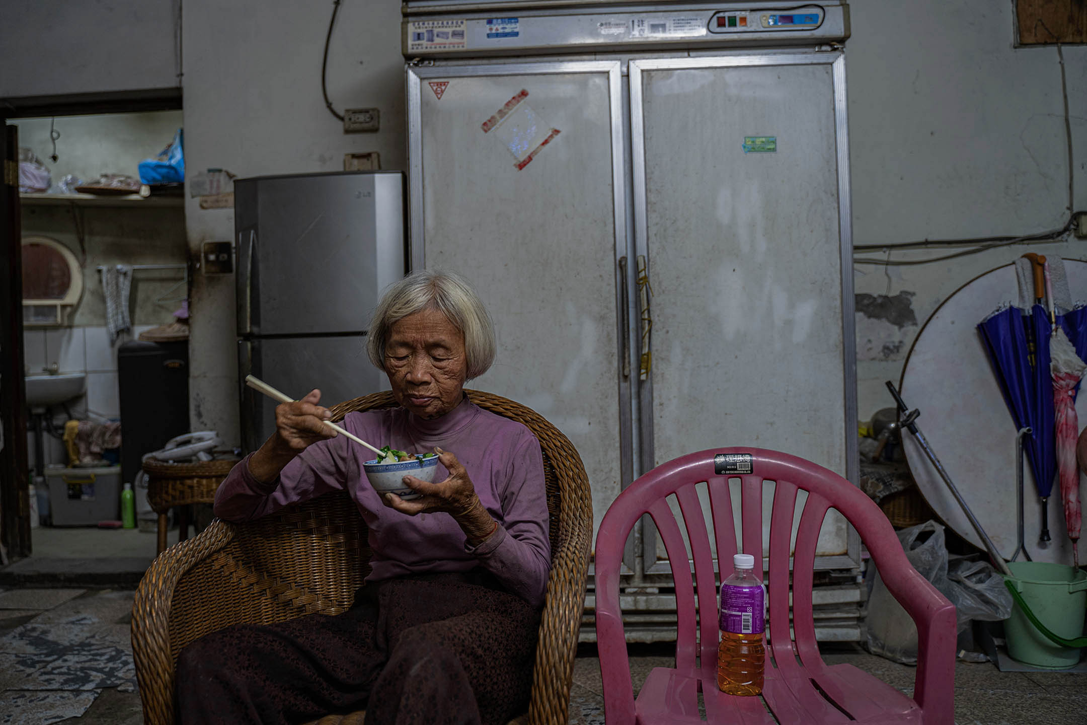 2023年4月9日,台中番仔路庄,居民在家中吃飯。