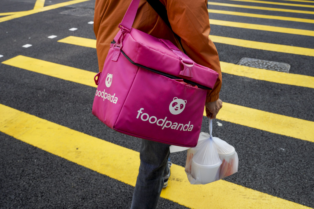 九龍工廠區一位 foodpanda外賣員過馬路。