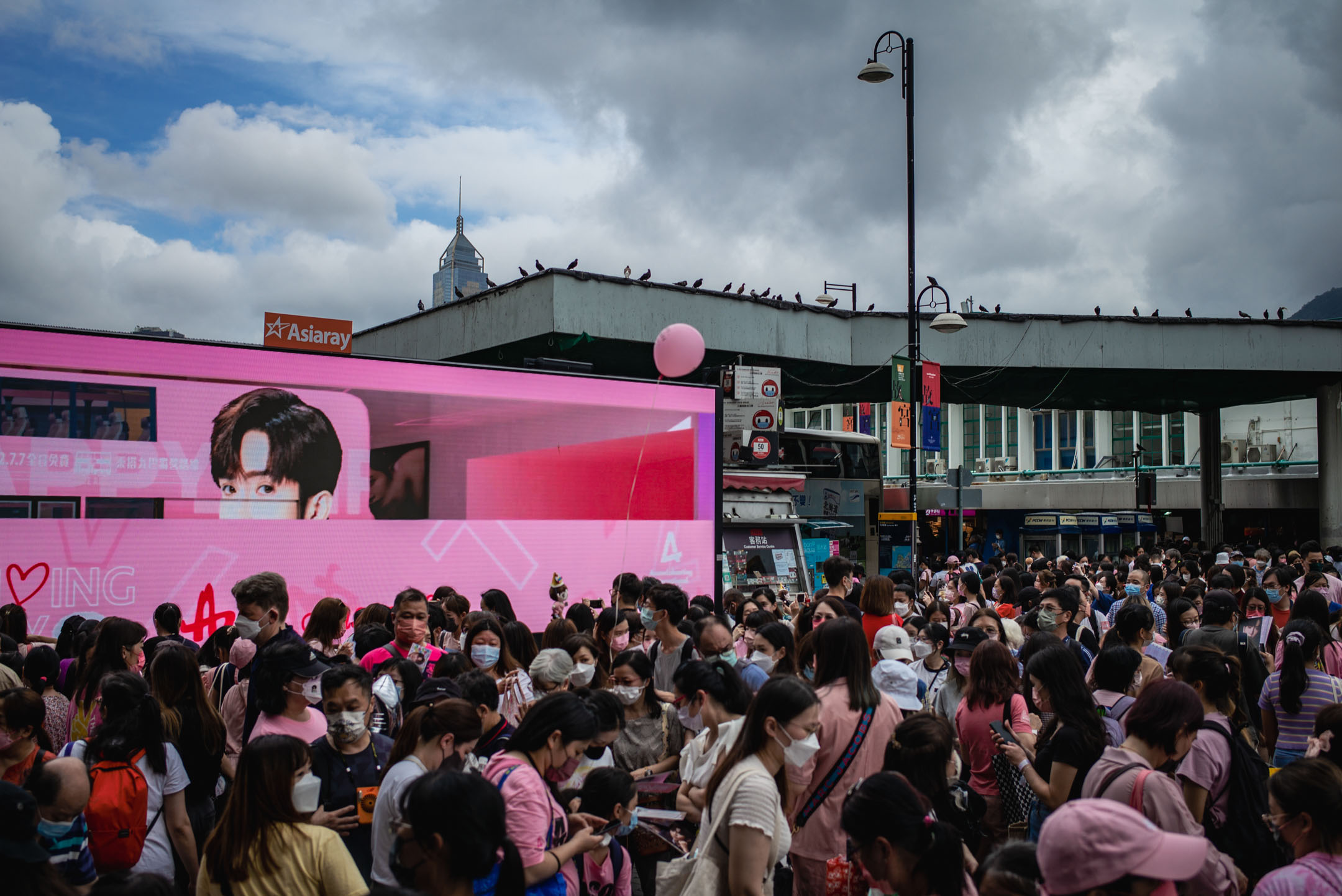2022年7月7日,“神徒”在尖沙咀 “神坛”庆祝卢瀚霆生日。