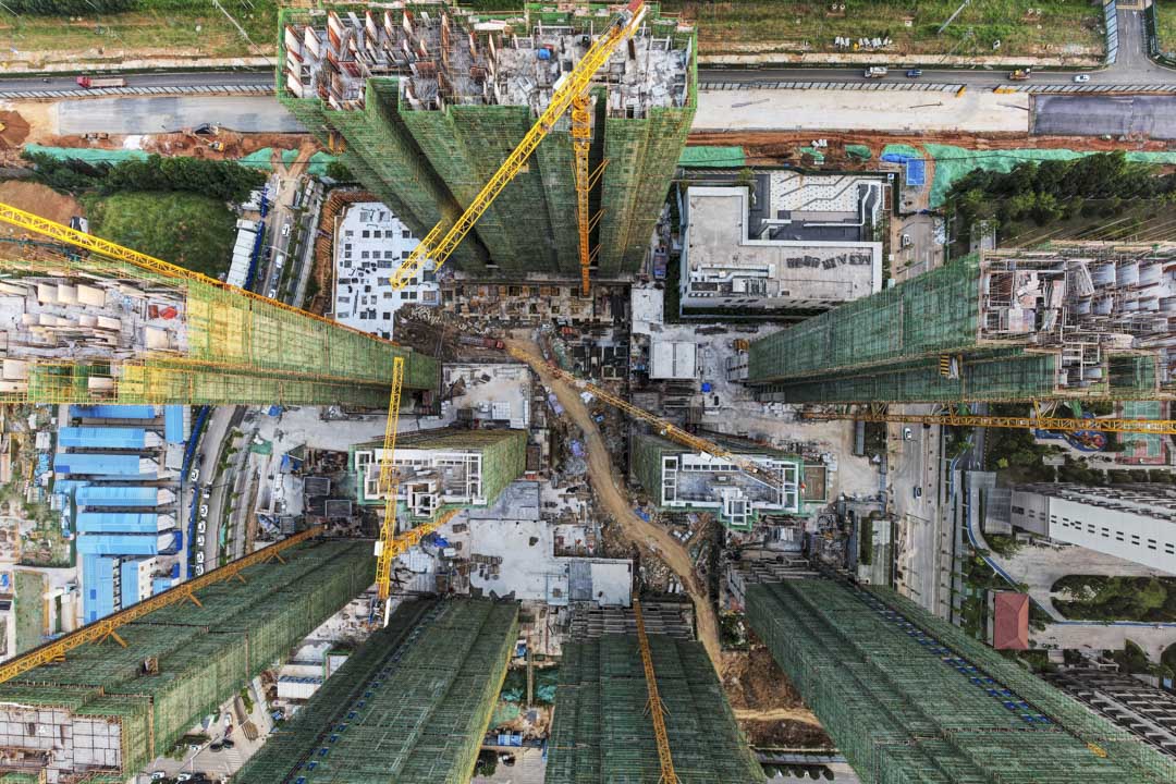 2022年7月31日,武汉一个房地产开发商的住宅项目施工现场鸟瞰图。