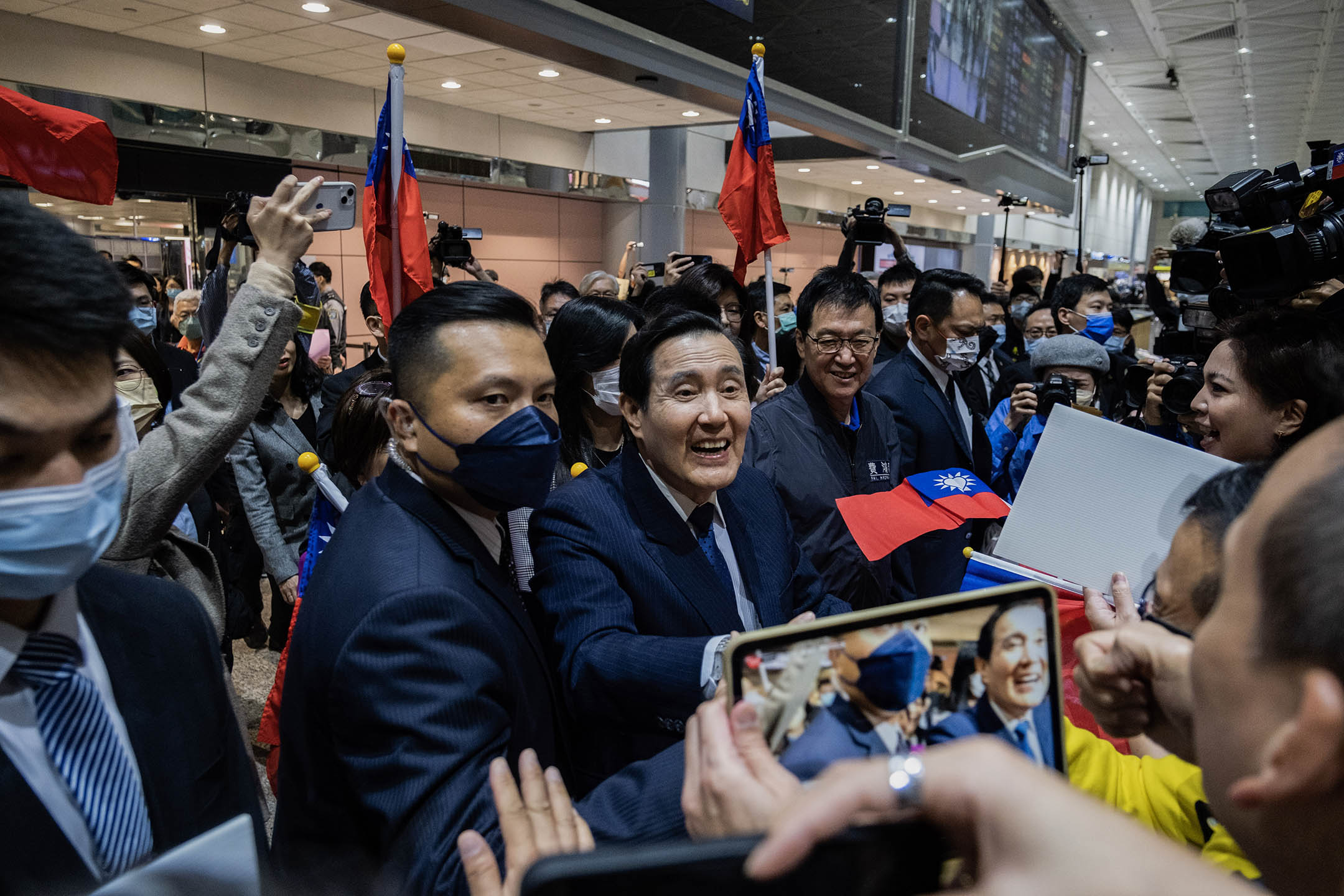 2023年4月7日,桃園國際機場,台灣前總統馬英九由中國返台,支持者於入境大堂等待。