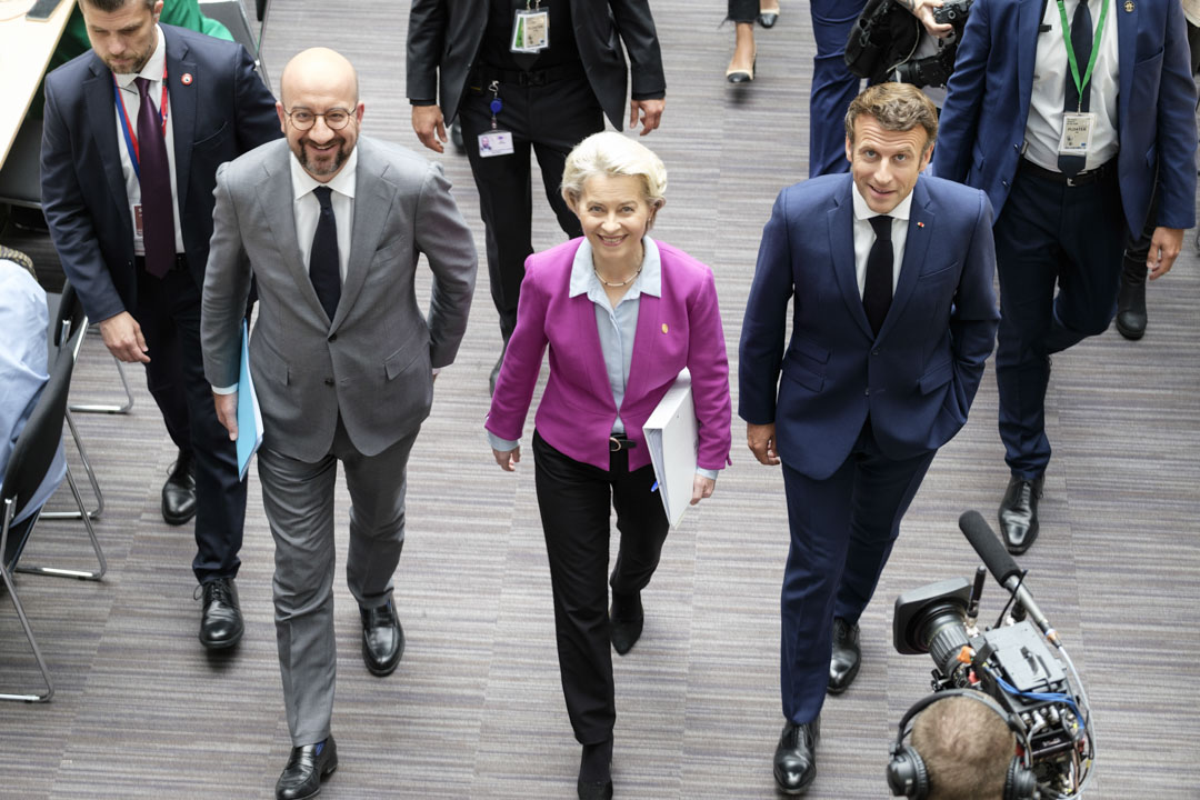 2022年6月24日,歐盟理事會主席米歇爾(Charles Michel) 、歐盟委員會主席馮德萊恩(Ursula von der Leyen) 和法國總統馬克龍在歐盟峰會結束時步行前往媒體吹風會。