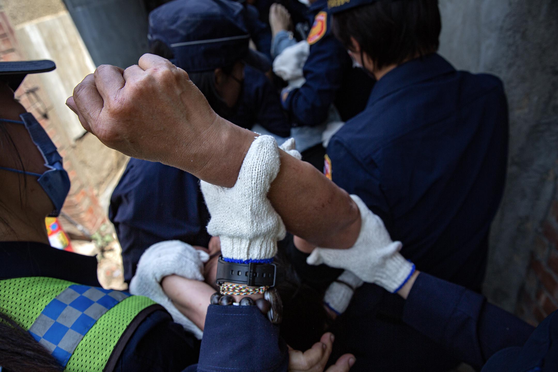 2023年4月10日,台中番仔路庄,林秀芬被警方抬走。
