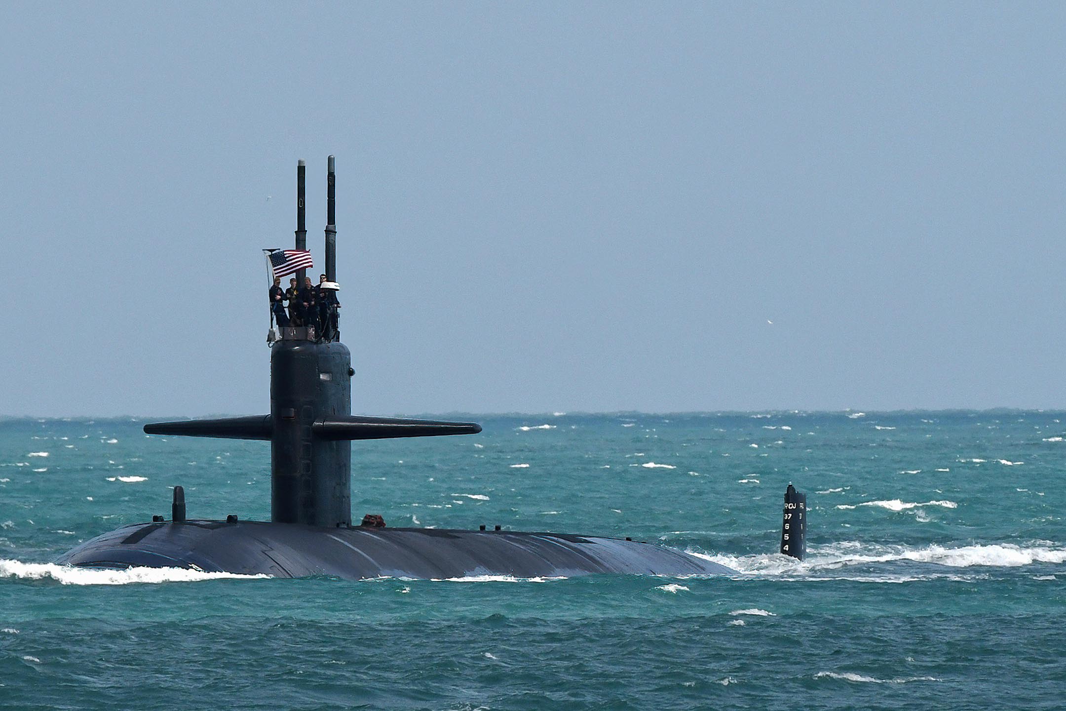 2023年3月8日,美國佛羅里達州卡納維拉爾港,一艘美國海軍核動力潛艇駛入港口。