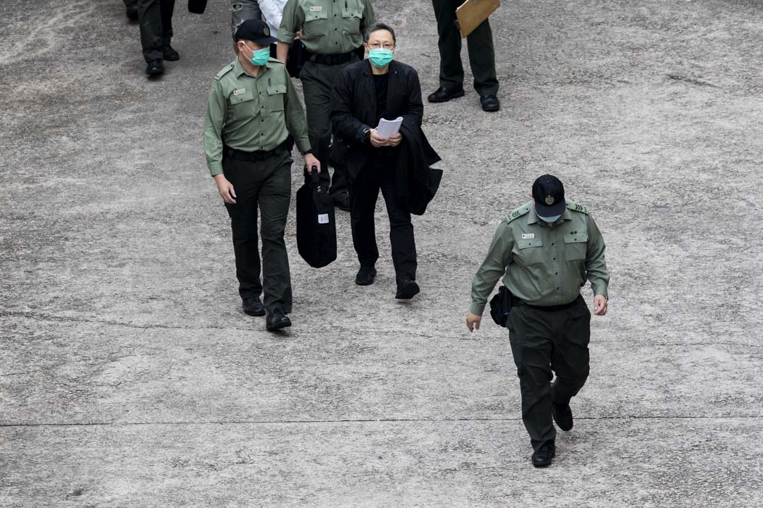 2021年3月2日,戴耀廷由惩教人员押送离开荔枝角收押所。