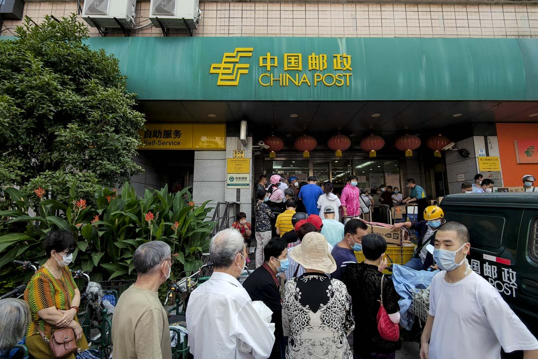 2022年6月8日,上海,市民在郵政局前排隊,他們大多是前來領養老金的退休老人。