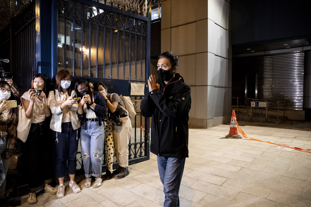 2022年4月11日,區家麟被警方國安處人員上門拘捕,涉嫌「串謀發布及/或複製煽動刊物」罪,晚上獲釋步出葵涌警署。