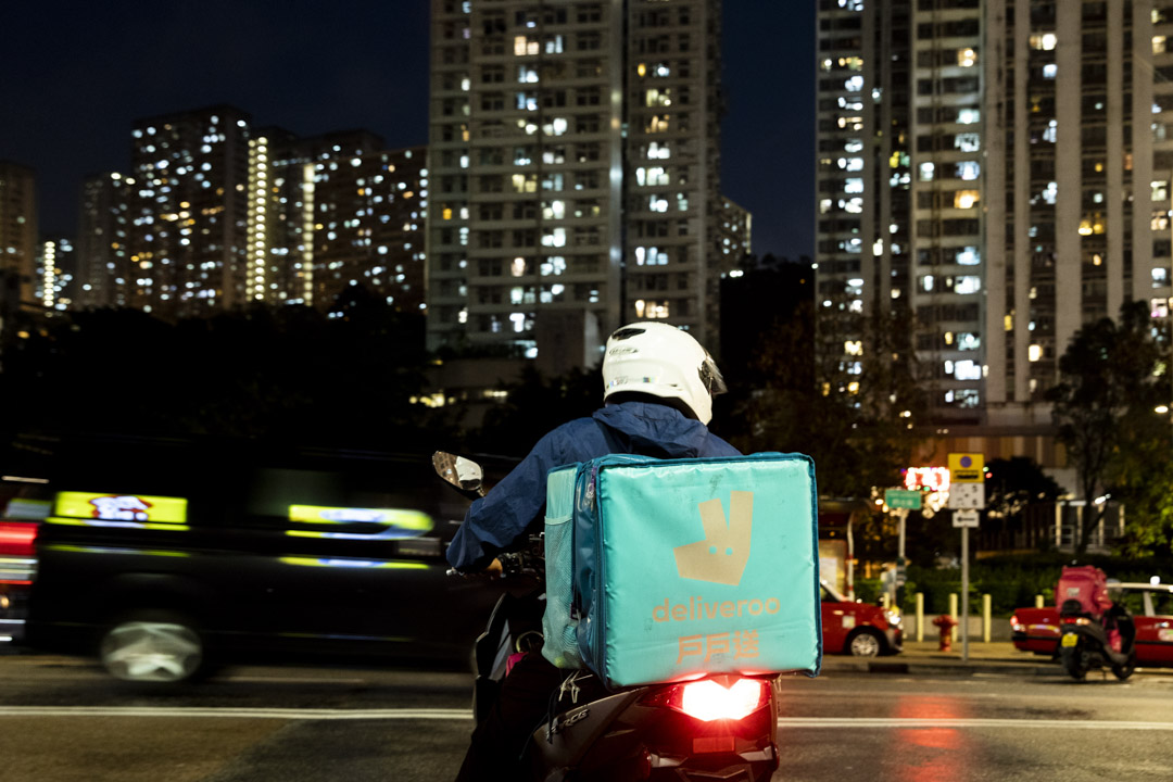 九龍住宅區一位 Deliveroo 外賣員。
