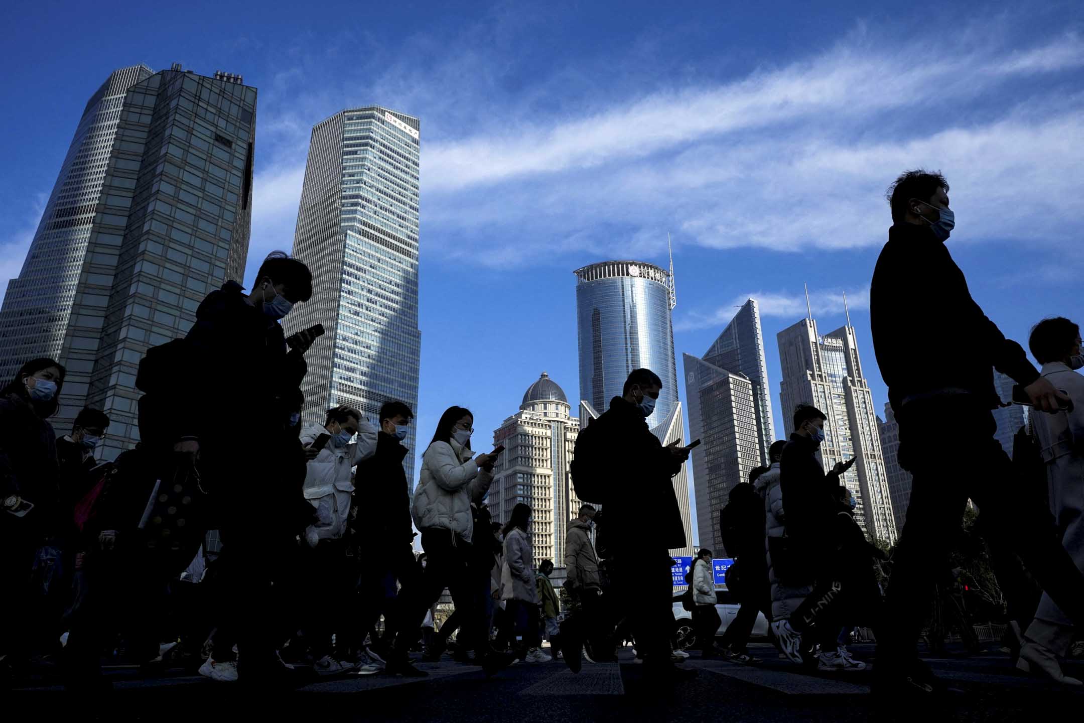 2023年2月28日,上海,上班的人們穿過金融區的街道。