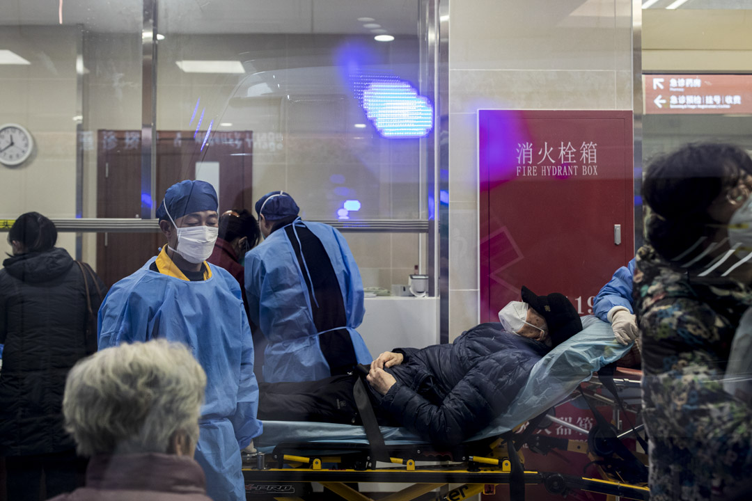 2023年1月3日,中國上海,復旦大學附屬華山醫院急診室走廊上,患者躺在病床上。