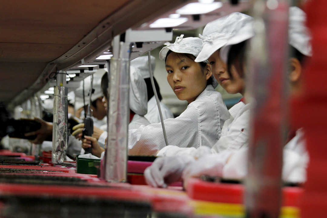 2010年5月26日,中国广东,苹果 iPhone 的主要供应商、富士康工厂内的工人们。