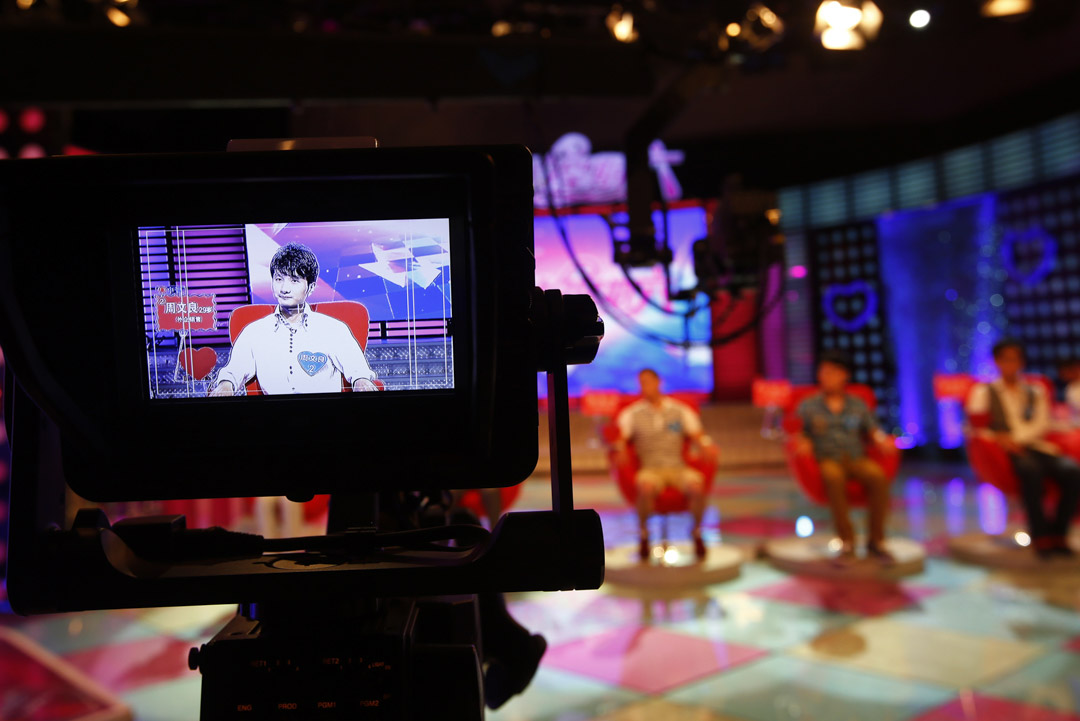 2013年7月28日,上海,男生在一家地方電視台參加相親電視節目的錄製。