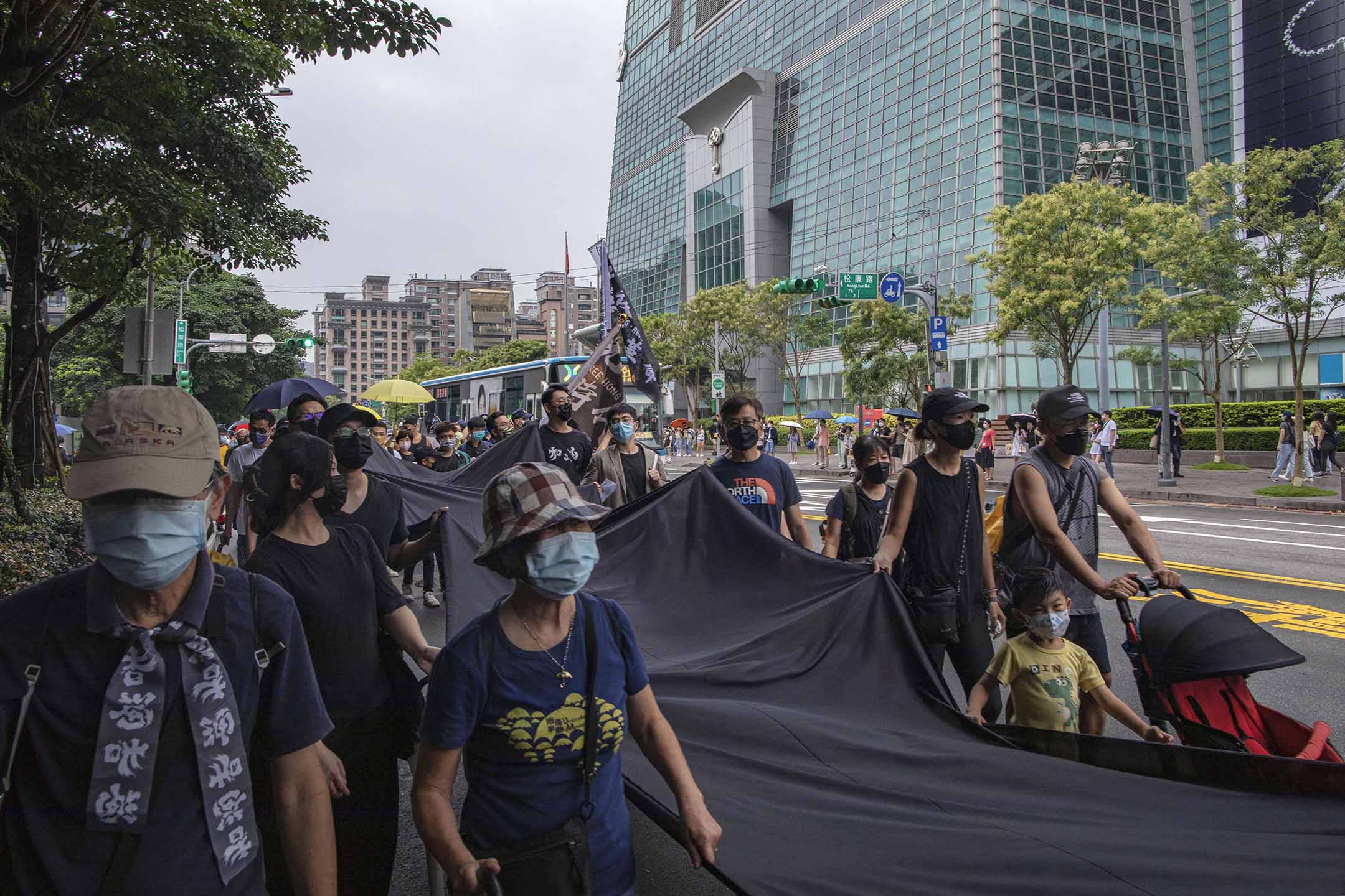 2022年6月12日,台北,香港反修例運動3周年,「香港邊城青年」等民間團體舉辦「612香港行動」,以「兄弟爬山 繼續努力」為主題,內容包括「旗海遊行」及「抗爭集會」。