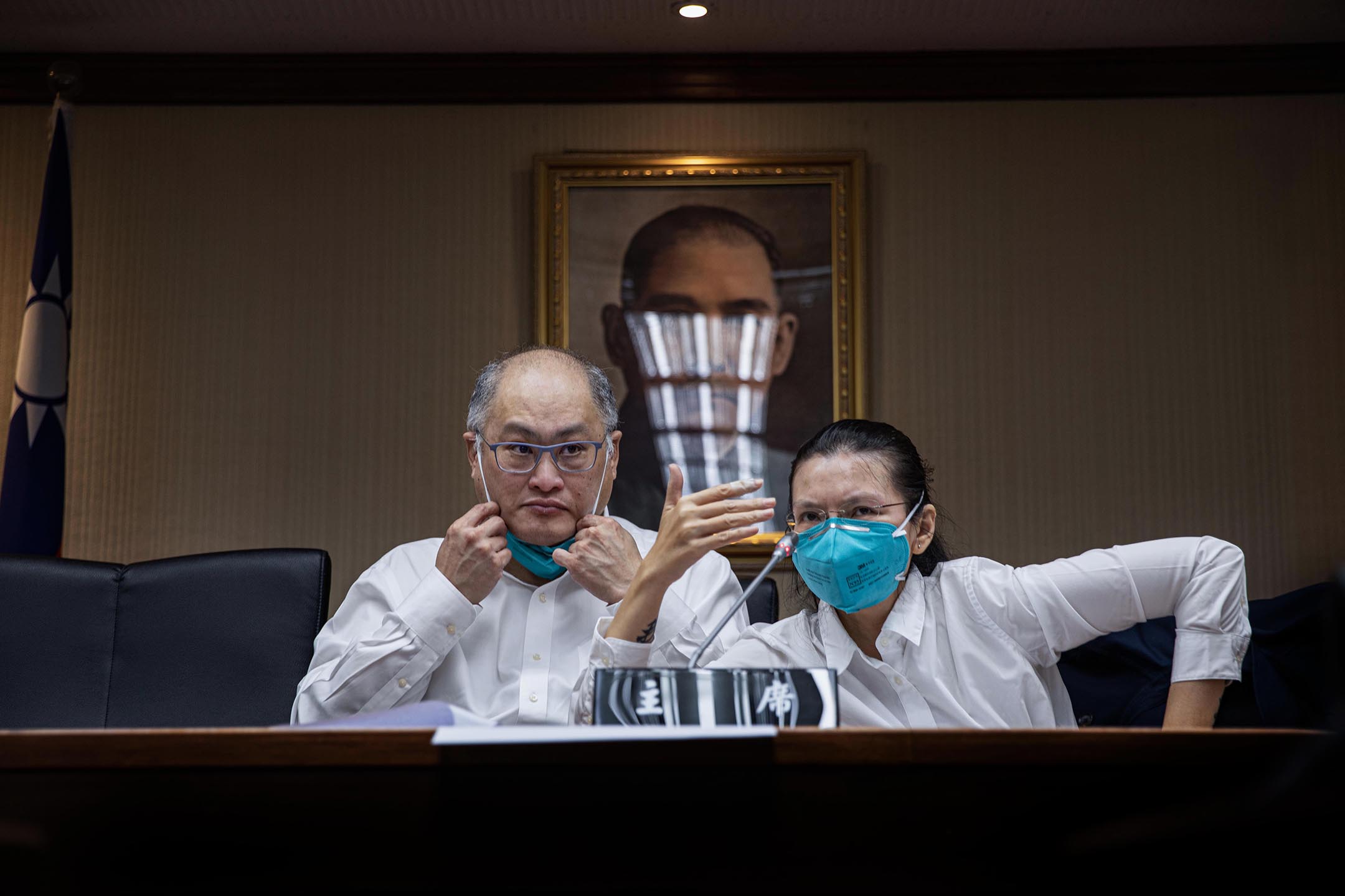 2022年5月10日,台北,台灣人權工作者李明哲在妻子李凈瑜的陪同下召開記者會,講述他遭到中國審判和囚禁五年的經歷。
