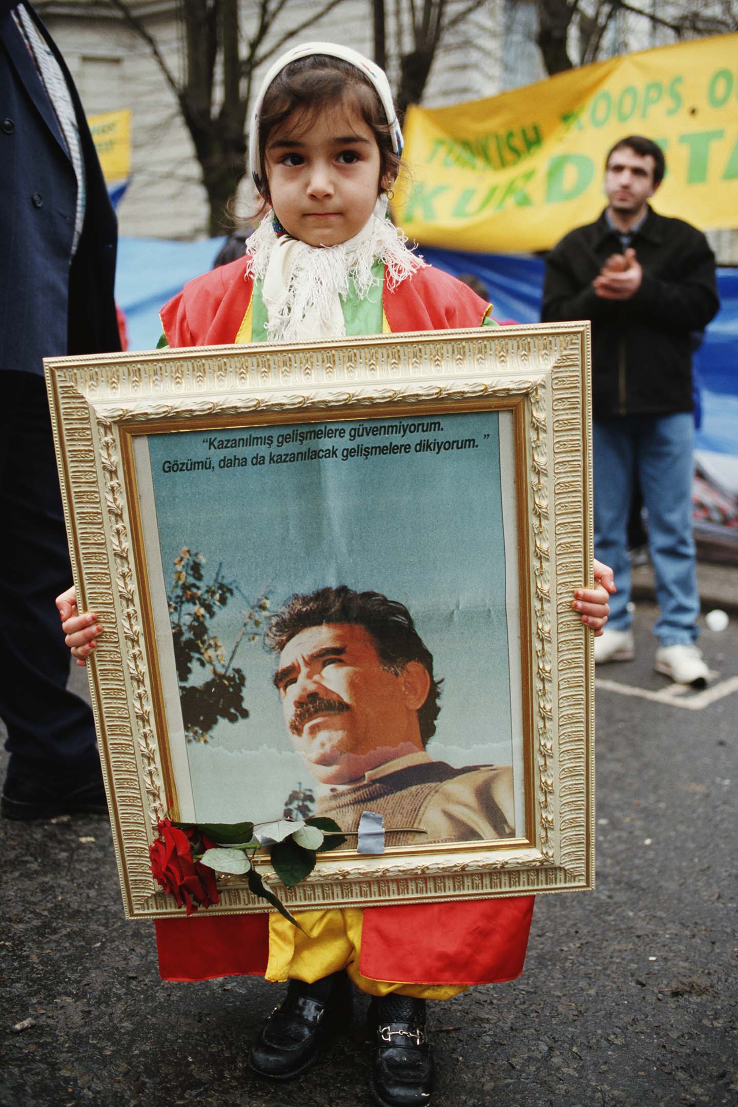 1999年2月,土耳其駐倫敦大使館外,抗議阿卜杜拉·奧賈蘭被土耳其當局逮捕的示威中,一名女孩拿著庫爾德工人黨領導人阿卜杜拉·奧賈蘭的照片。
