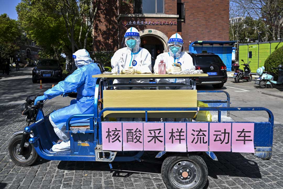 2022年4月4日,一輛載有醫務人員進行 COVID-19 核酸檢測的車輛在上海行走。