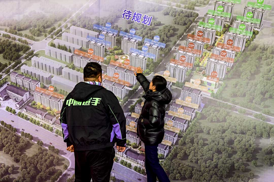 2023年3月11日,山東省青州市,人們在看住宅物業的布局圖。