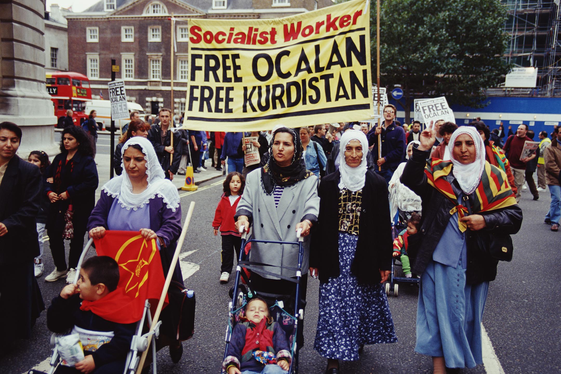 1999年2月20日,倫敦,庫爾德婦女在庫爾德工人黨領導人阿卜杜拉·奧賈蘭被土耳其軍事情報局拘捕後上街示威。