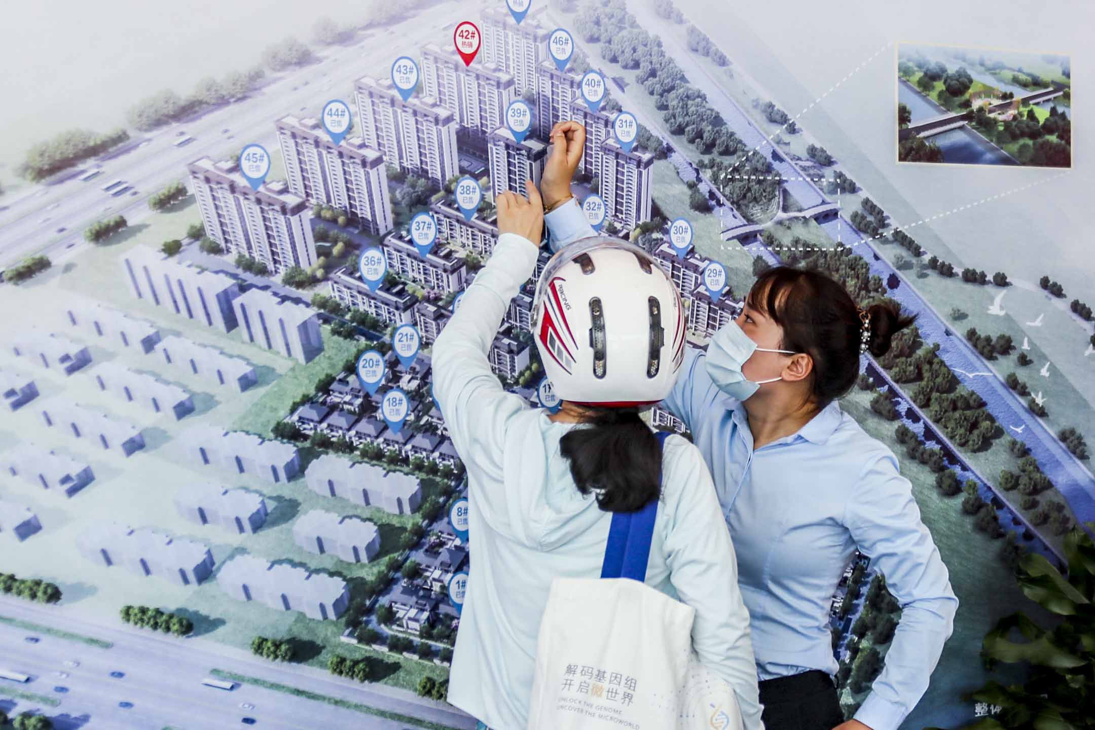 2022年6月18日,中国江苏,人们在住宅展览会上观看示范单位。