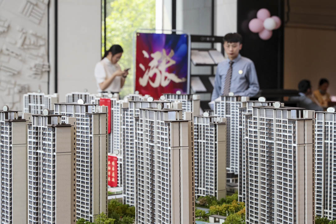 2022年8月3日,江苏的一个楼盘售楼处,市民在观看示范单位。
