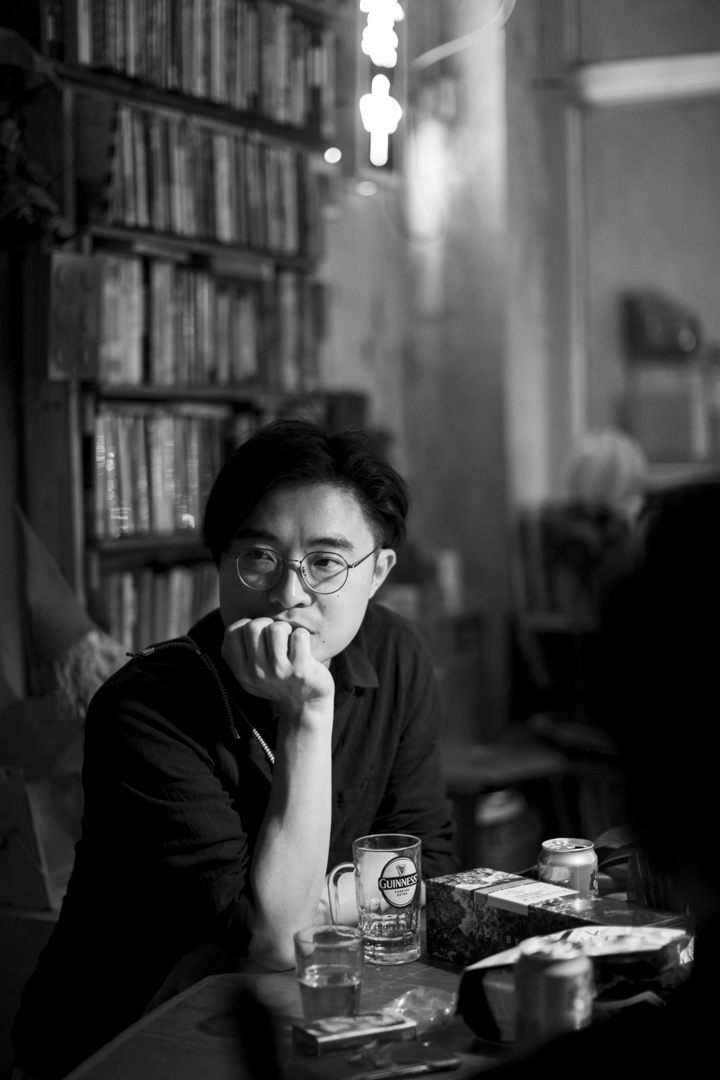 林森:畢業於香港演藝學院電影電視學院導演系,執導作品《窄路微塵》獲選「mm2 新晉導演計劃」。