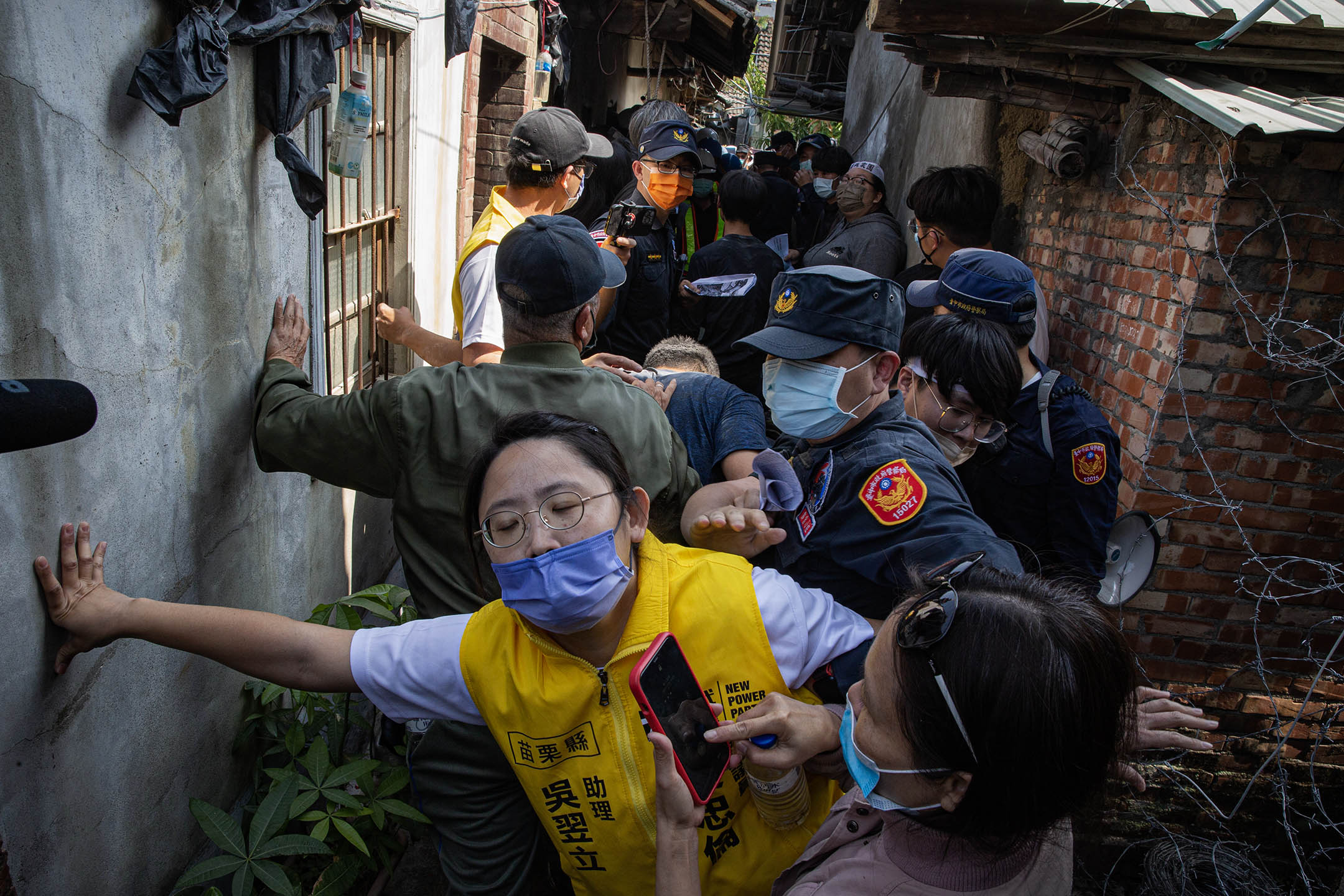 2023年4月10日,台中番仔路庄,示威者與負責清拆的工人及警察推撞。
