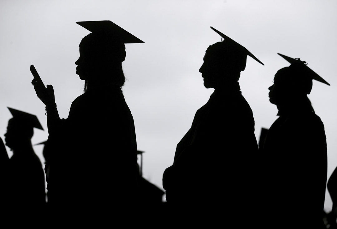 新泽西州一间大学毕业典礼开始前,毕业生排队进场。