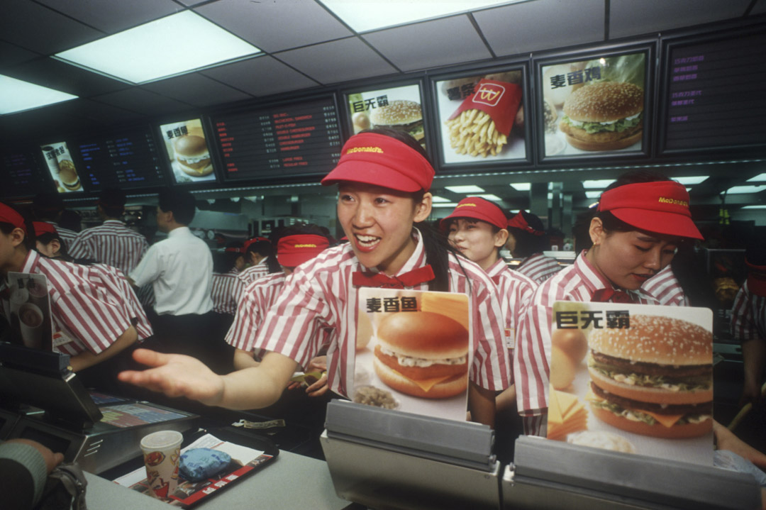 1992年4月23日,中国第一家麦当劳餐厅开幕。