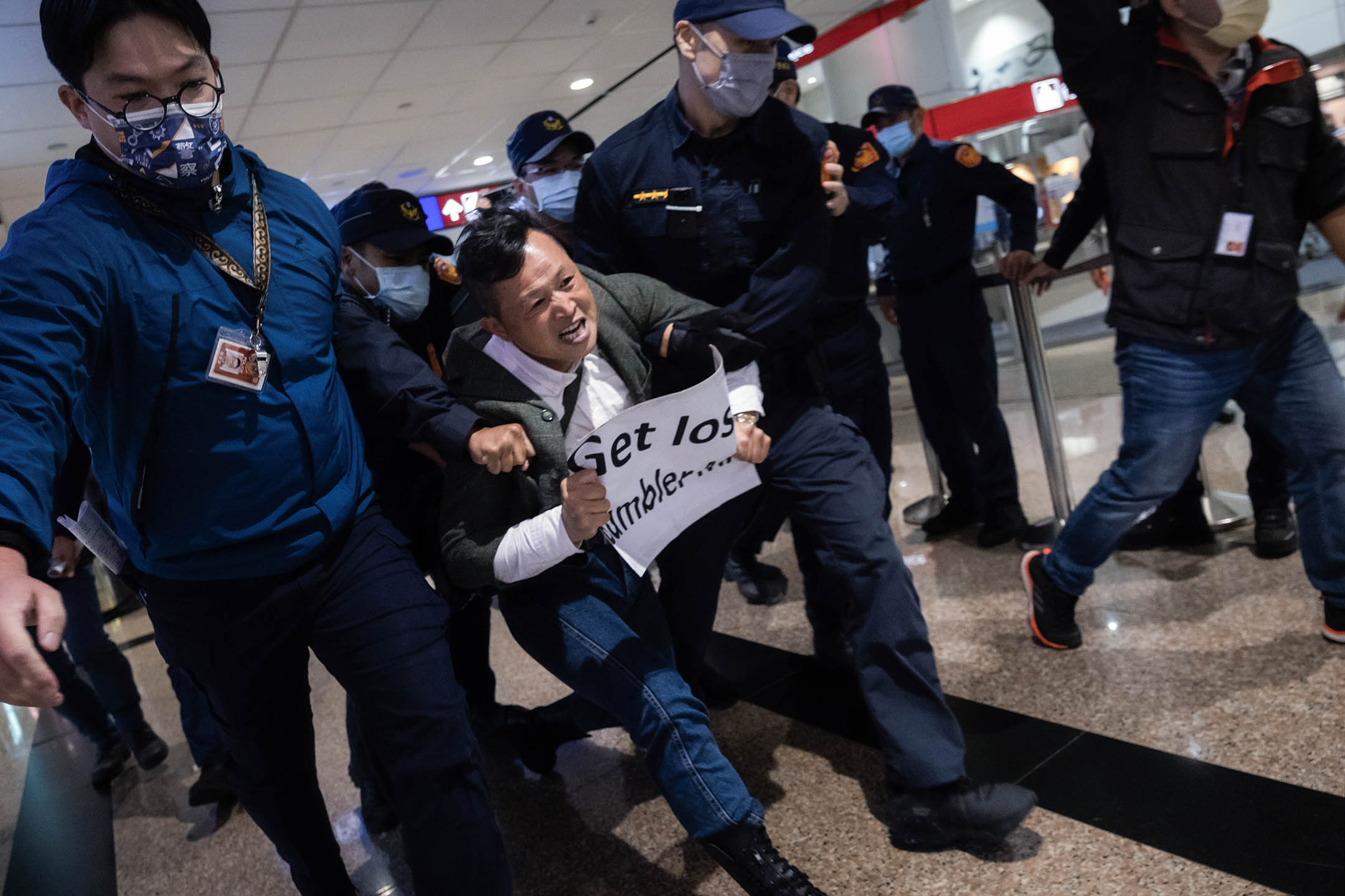 2023年4月7日,桃園國際機場,台灣前總統馬英九由中國返台,示威者於入境大堂抗議,遭警察驅趕。