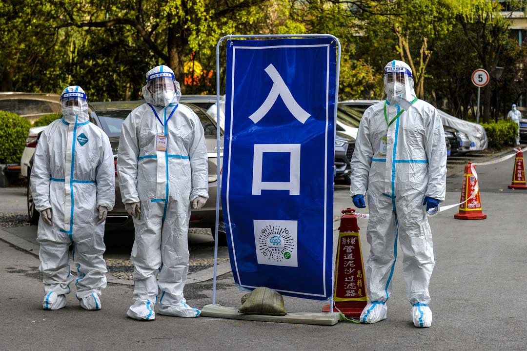 2022年4月1日,上海封城期間,穿上白色保護衣的工作人員在Covid-19臨時檢測點工作。