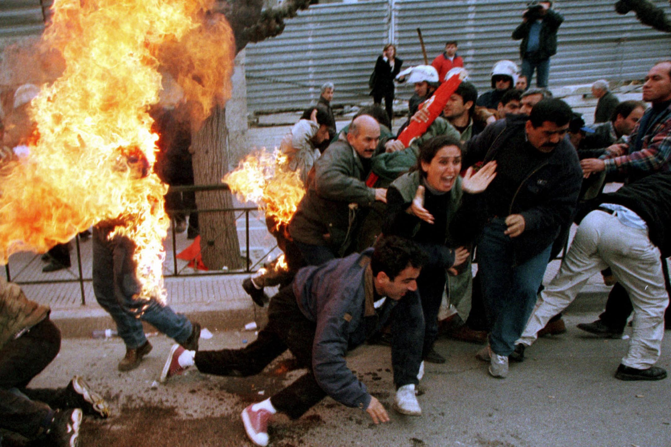 1999年,一名庫爾德人自焚,以抗議庫爾德工人黨領導人阿卜杜拉·奧賈蘭遭逮捕。
