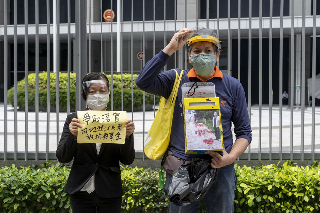 2022年3月30日,政府推出第六輪防疫抗疫基金,但有不少保安及清潔工並無納入資助範圍,包括港鐵外判清潔工。有團體到政總外請願,其中程展緯親手製作一個直線信箱,希望運房局局長陳帆可以「嗱嗱聲回信」。攝:林振東/端傳媒