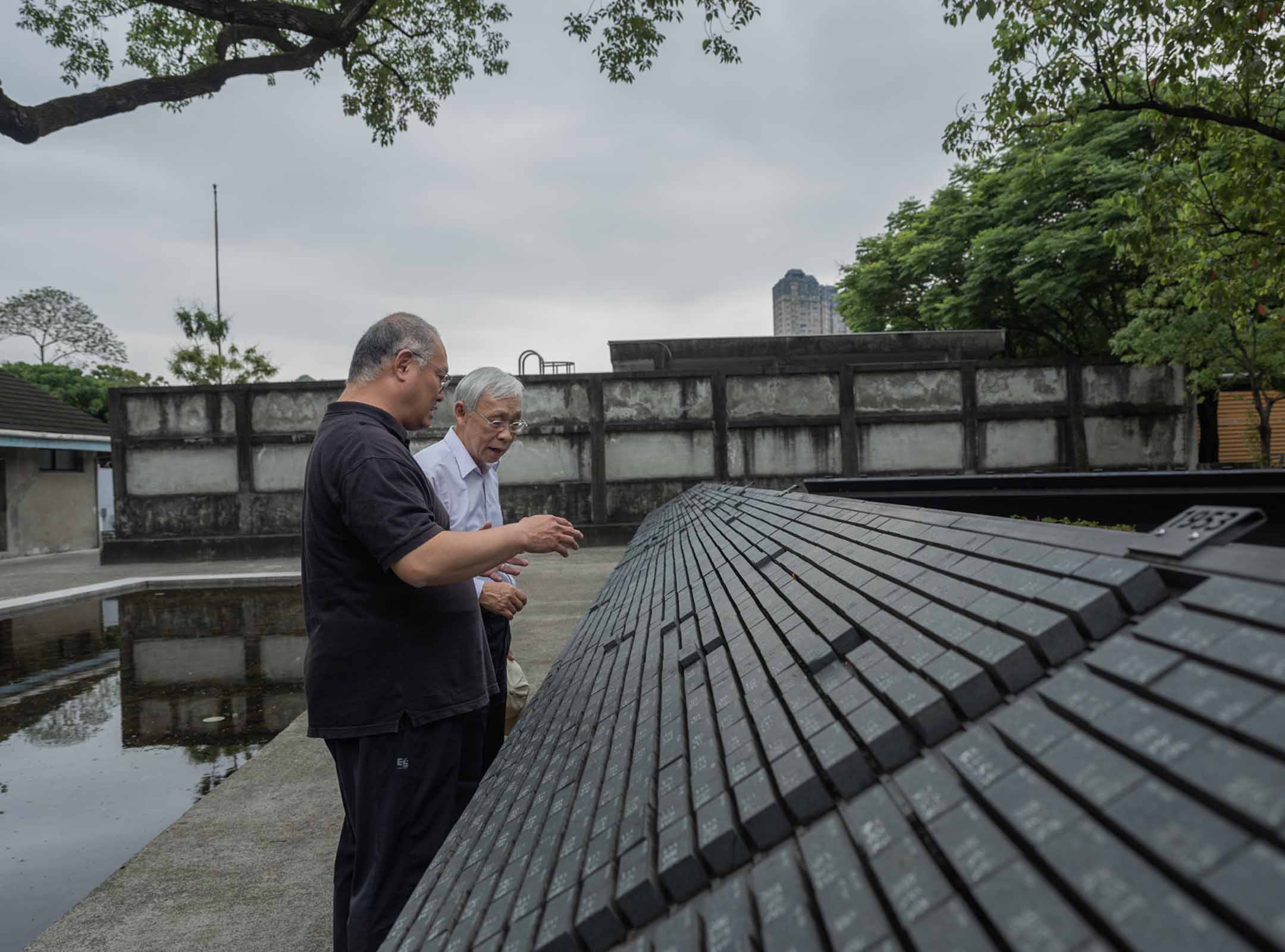 2023年4月14日,白色恐怖景美紀念園區,陳欽生與李明哲參觀人權紀念碑。
