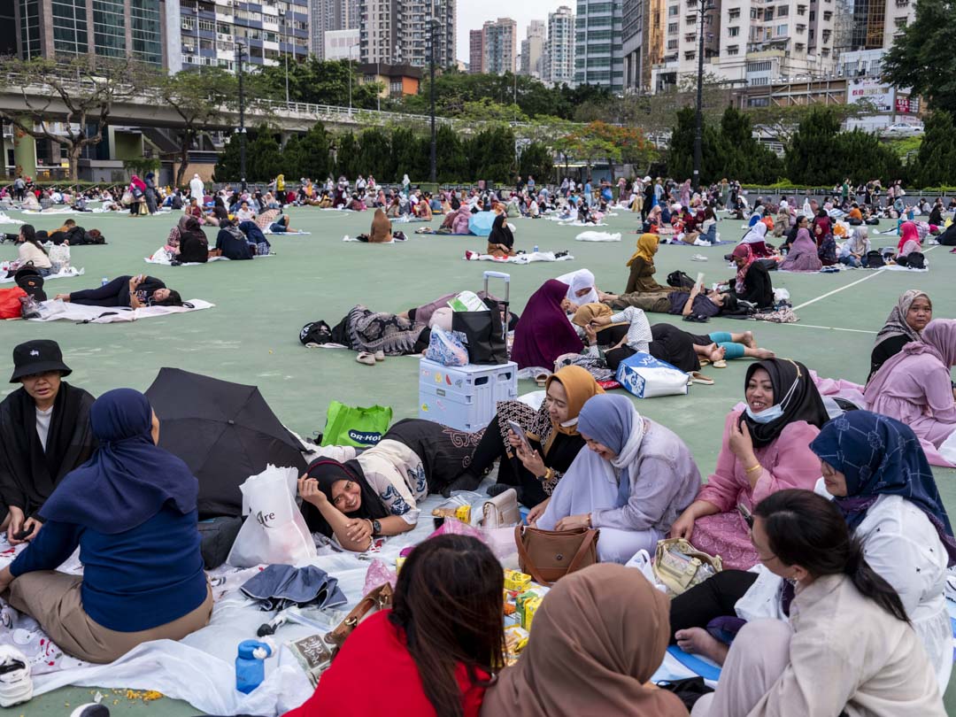 2023年4月30日,外傭在香港維多利亞公園聚會。攝:林振東/端傳媒