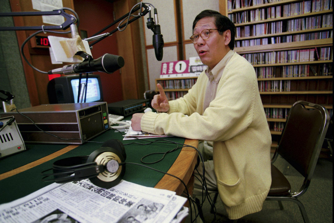 1997年3月11日,《风波里的茶杯》主持郑经翰在电台录音室。摄:Vincent Yu/AP/达志影像