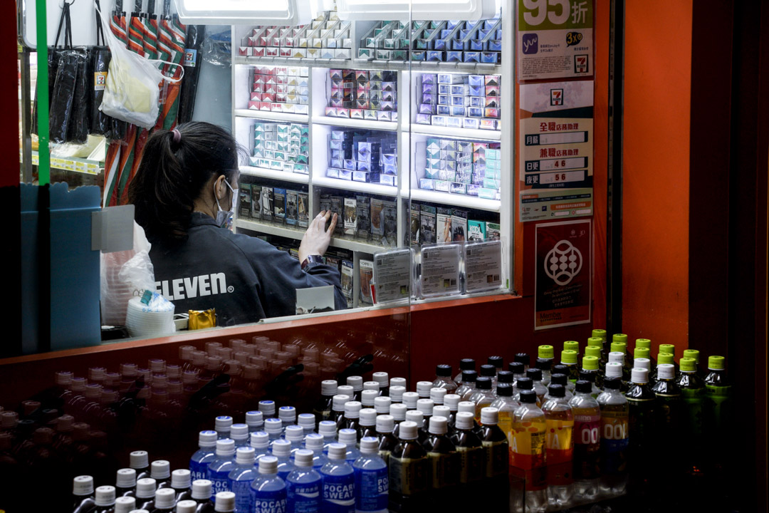 深水埗一间便利店的店员整理售卖香烟的柜台。摄:林振东/端传媒