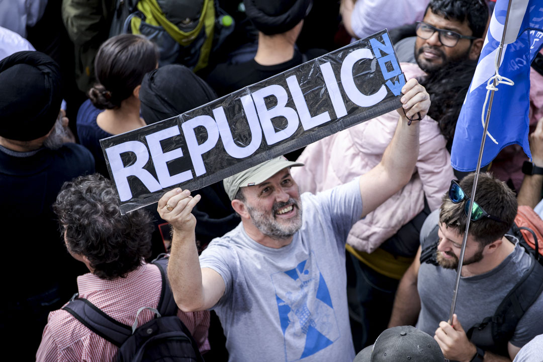 2022年9月11日,蘇格蘭愛丁堡,一名反君主制抗議者舉牌反對英國國王查理斯三世。攝:Wattie Cheung - WPA Pool/Getty Images