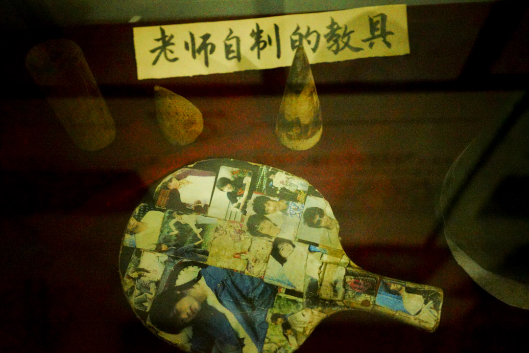 打工文化藝術博物館展示了流動工人從農村到城市的工作和生活狀況。1978年中國大陸改革開放,城市經濟的發展需要更多的勞動力,3億農民進城務工。他們無法在城市落戶,吃住簡陋,被城市管理機構驅趕,被老闆欠薪,子女難以就地入學,或成為留守兒童,或就讀條件較差的民辦打工子弟學校。