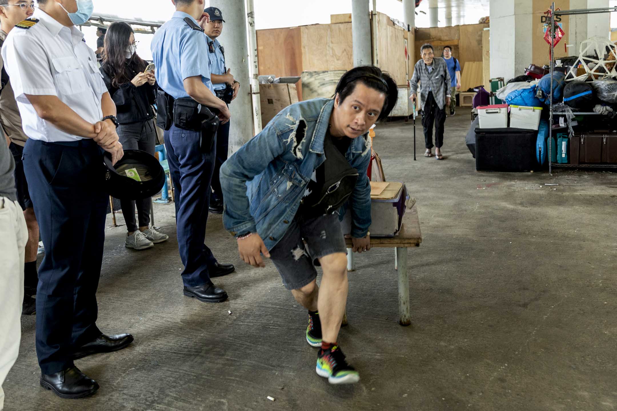 文仔是第一代寄居码头的无家者,曾在码头之下趸位的边缘露宿。摄:林振东/端传媒