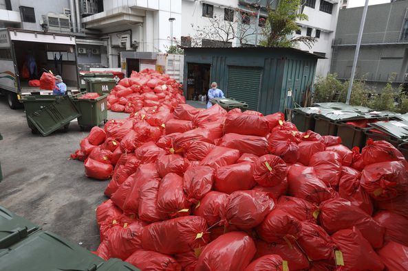 2022年3月6日,香港明愛醫院,清潔工人正在運送醫療廢物。